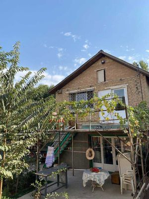 Продаётся двухэтажный дом/дача в Чирчике (ориентир Джалаир,СВТ «Куёш»)