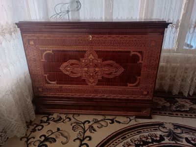 Katta sandiq sotiladi. Qoʻl mexnati bilan yasalgan