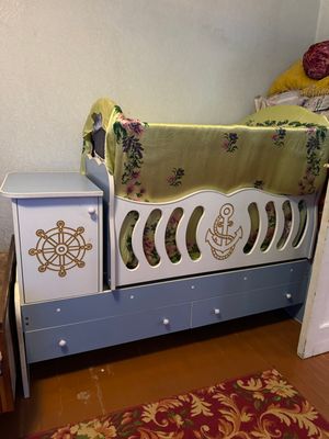 Продаётся детская кровать и шкафчик.