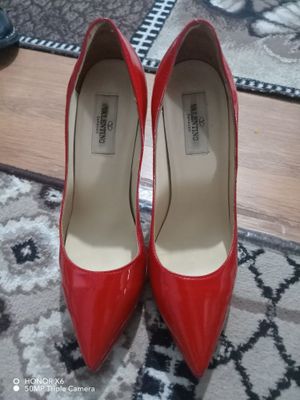 Lakiroviniy qizil tufli valentino made in italy sotiladi