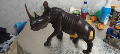 Статуэтка носорога.