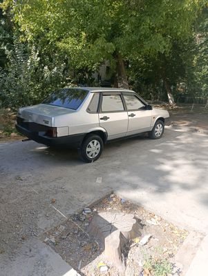 Машина Лада 21099
