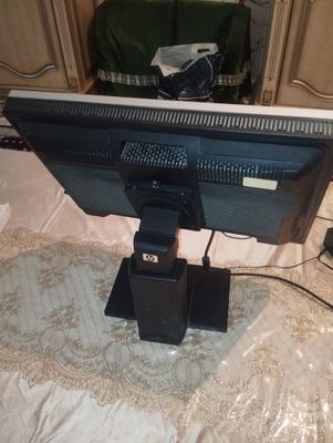 Monitor: HP LP2465