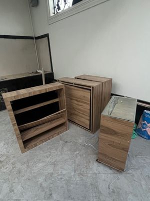Polka sotiladi shkaf, 4 dona ilgeylari bilan, bittasi vitrinali
