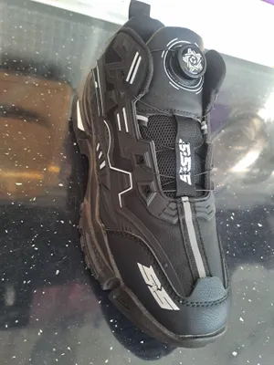 Кроссы Привозные,Модные,Матовые, на Стяжных Замках, вместо шнурков.