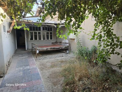 Hovli arendaga beriladi 2 xona garaji ham bor