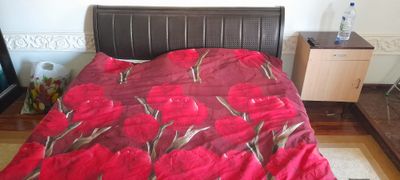 Двухспальная кровать и шкаф.