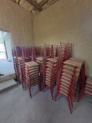 Stol stul lar mustahkam qilib ishlangan tayyor biznes olgan odamni