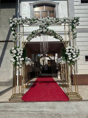 Arka sotiladi gullari bilan 3ta arka 10*2 qizil gilami bilan.