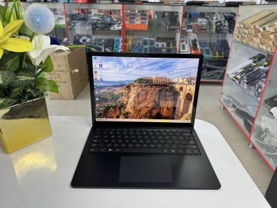 Surface macbookni raqobotdoshi, metal korpus core i7 ekrani sensor zor