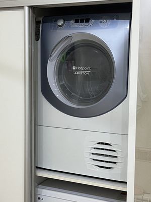 Продаю сушильную машину Ariston Hotpoint Aqualtis. Состояние отличное