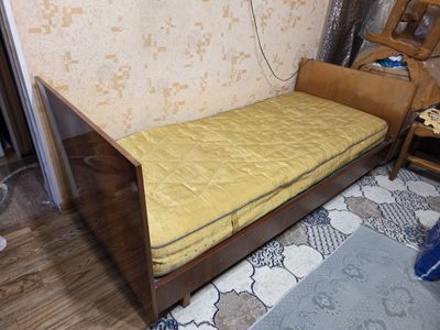 Кровать с матрасом