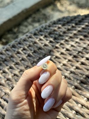 Одна сережка Guess