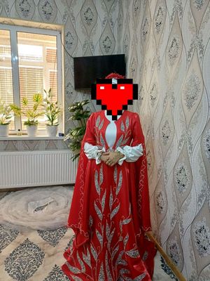 Holati yaxshi qiz vecherga kiyilgan xalos