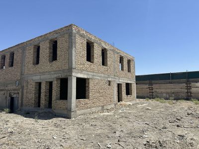 17 sotixli Qurulishi tugallanmagan 2 etajli bino