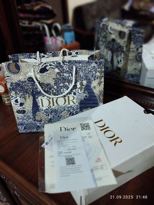 Кроссовки для девушек. Dior