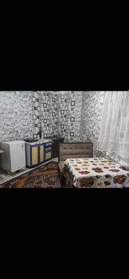 Икки онали ховли Ислом Ота масжиди йонида