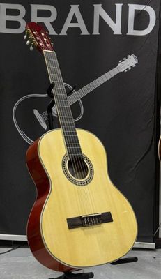 klassic gitara razmer40 .6 strunali aybi umuman yo