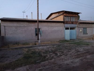Уй сотилади. 8 соток. Янгихаёт туманидан5 км. Ориентир Лайлак махалла