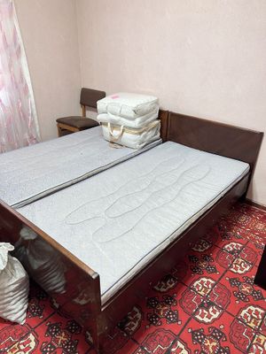 Продается 2 кровати размер 1х2м , деревянная