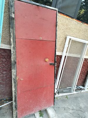 Baquvvat temir eshik sotiladi