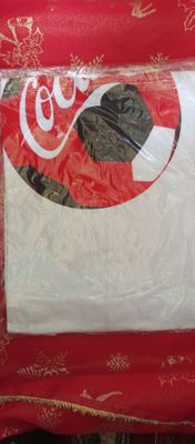 Продаются футболки с логотипом coca-cola.