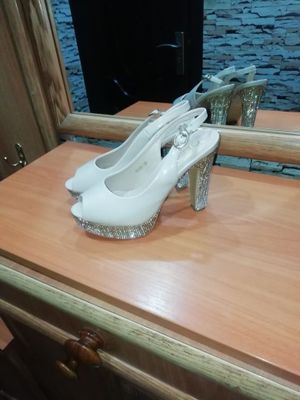 Продаются босоножки