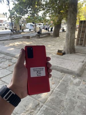 Samsung s20 FE holati zor ayol kishi ishlatkan