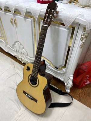 Gitara srochno sotiladi