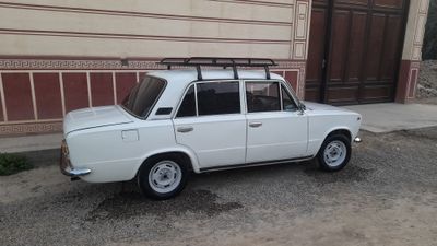 Lada vaz 21011 sotiladi