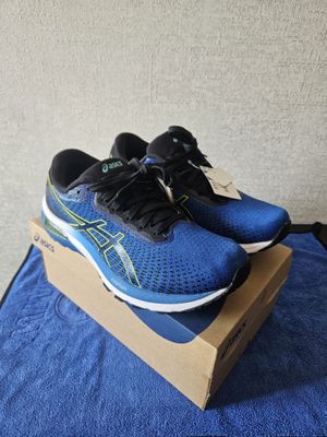 Продаются мужские оригинальные кроссовки фирмы Asics