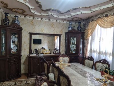 Мехмонхона учун мебель сотилади.