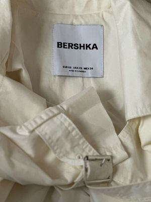 Белый плащь новый Bershka