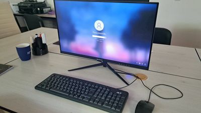 Igravoy kompyuter sotiladi. Komplekt