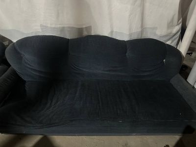 Продается диван с двумя креслами