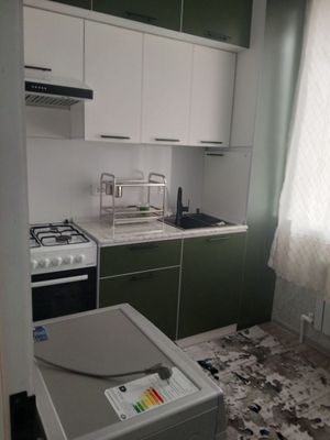Choshtepada metro yonida qizlarga
