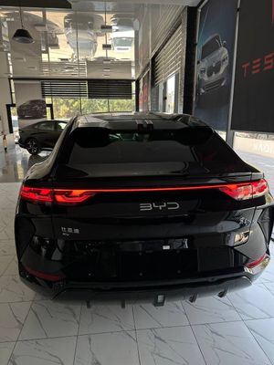 BYD song L 4 pozitsiyasi qora rangda