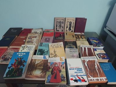 Продаются художетсвенные книги б/у.