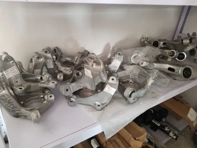 левый и правый передний поворотный кольшек