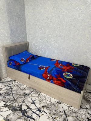 Продаю кровать с матрасом