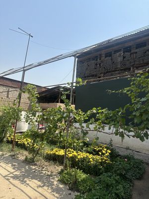 Katta maydondagi yer sotladi.