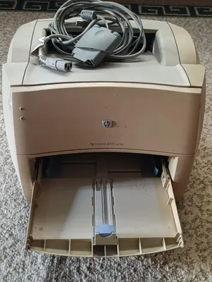 Продаю черно белый принтер hp.