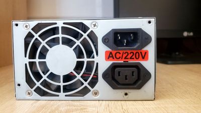 Продается блок питание на 220-230 ват в хорошем состоянии не сломан
