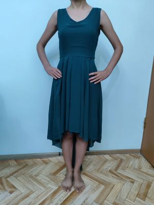 Красивое новое платье изумрудного цвета
