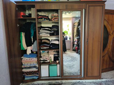 Shkaf shfaner holati yangidek kiyimglar uchun