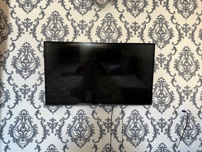 Televizor 43talik ideal holatda karobkasi ham bor
