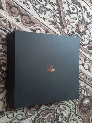 PS4 pro 1TB hotirasi 13 ta o'yinlari bor 1 djoystik bor plombasi bor.