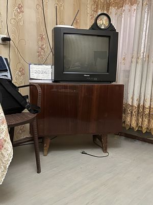 Отдам телевизор вместе с тумбочкой