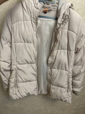 Пуховик от бренда H&M. Размер М. Бежевый цвет.