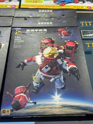 конструктором "MAXTONAUT", предназначенным для сборки фигурк